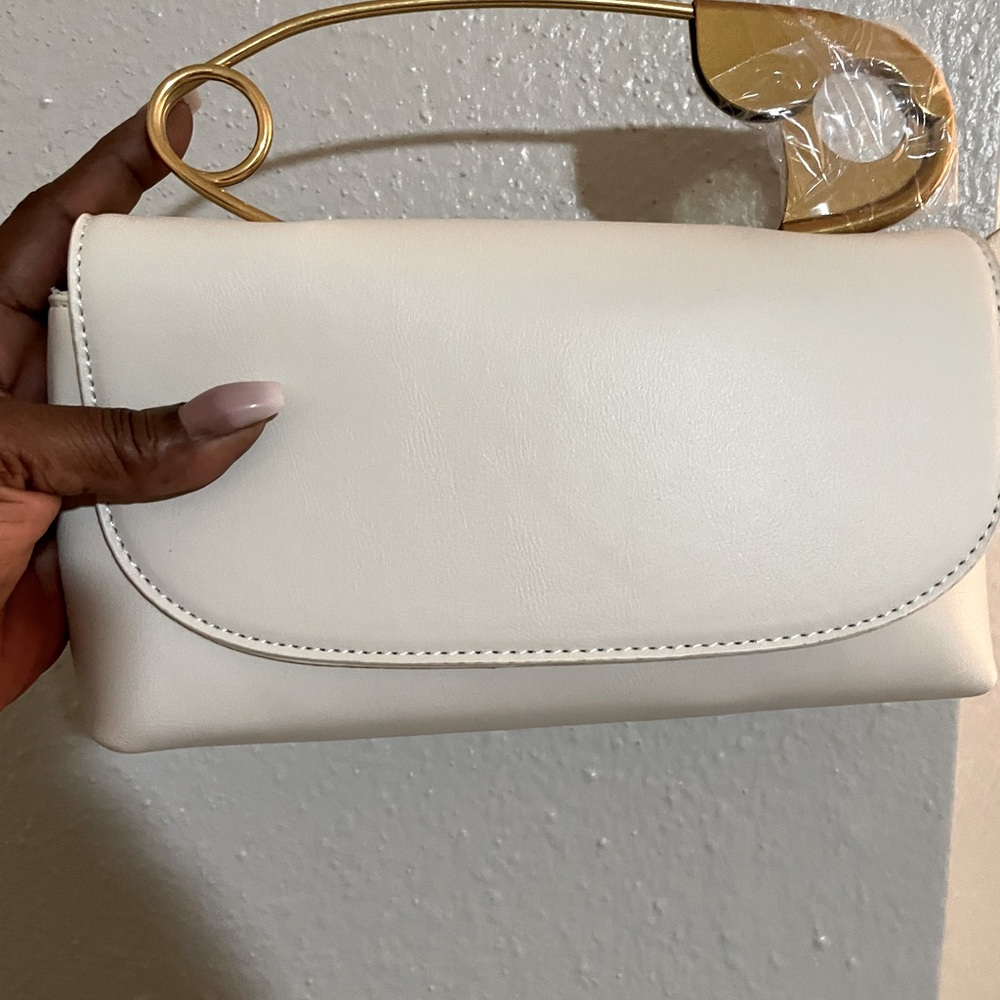 White medium size pin bag gold hard wear gold cross body chain inside zipper